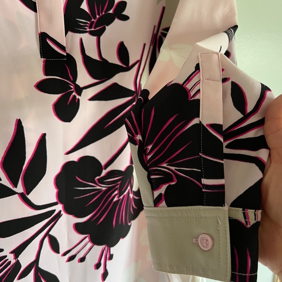 *HOST PICK* 👜👛Pretty in Pink Floral Tunic Top with V-neck - Picture 4 of 8